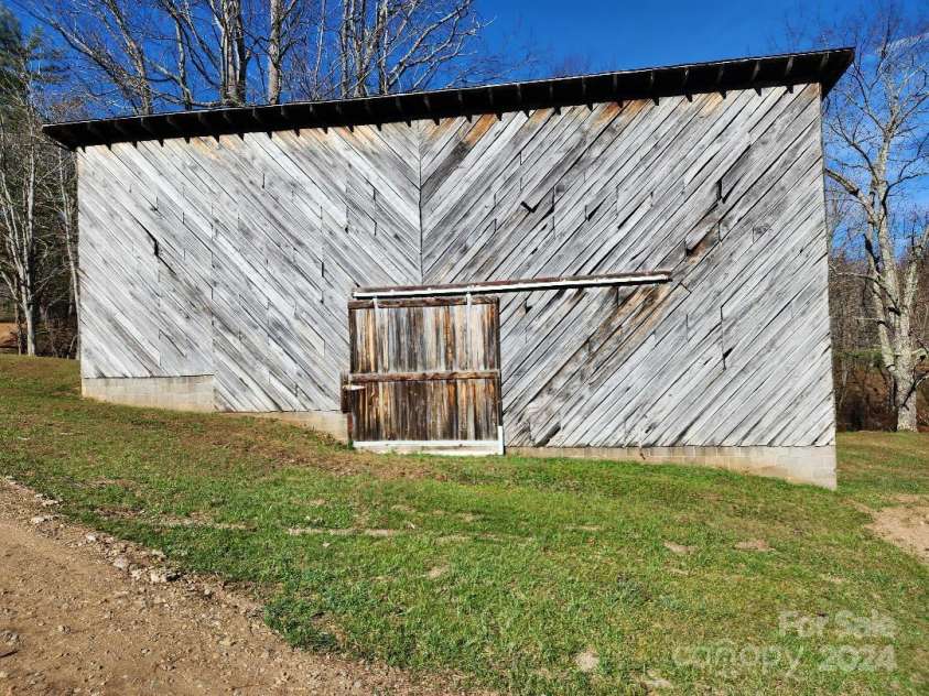 20 Coventry Lane, Burnsville, NC 28714.  MLS# CAR4199768, YatesRealty ID 13750. Barn