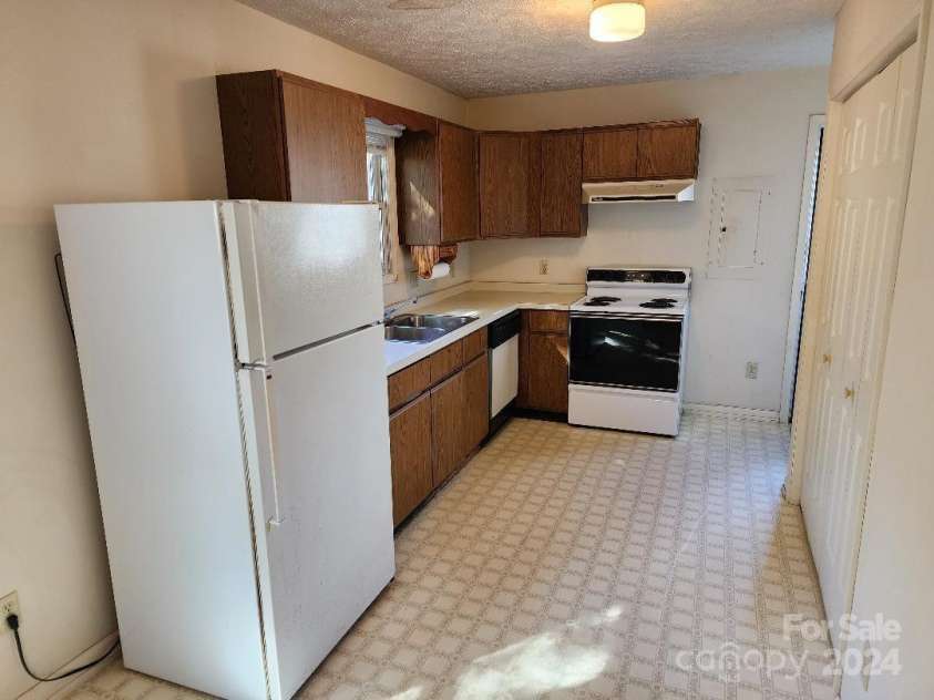20 Coventry Lane, Burnsville, NC 28714.  MLS# CAR4199768, YatesRealty ID 13750. Kitchen