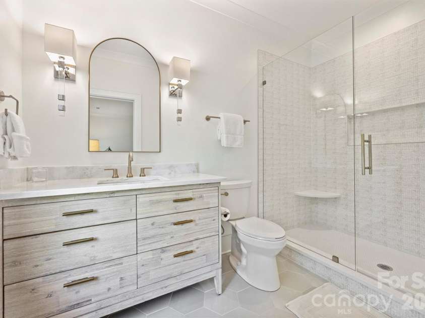 1931 Shoreham Drive, Charlotte, NC 28211.  MLS# CAR4369761, YatesRealty ID 13751. Full Bath 