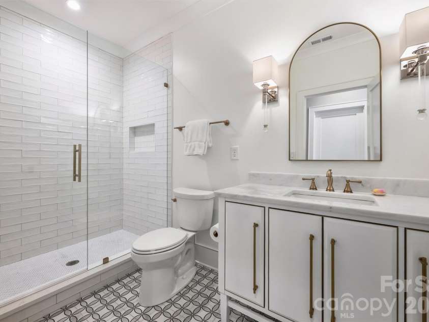 1931 Shoreham Drive, Charlotte, NC 28211.  MLS# CAR4369761, YatesRealty ID 13751. Full Bath 