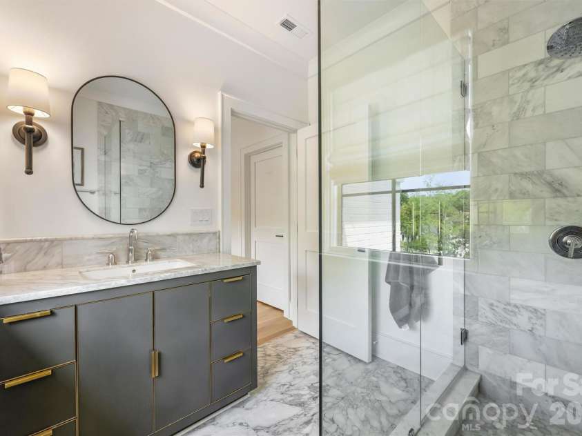 1931 Shoreham Drive, Charlotte, NC 28211.  MLS# CAR4369761, YatesRealty ID 13751. Full Bath 