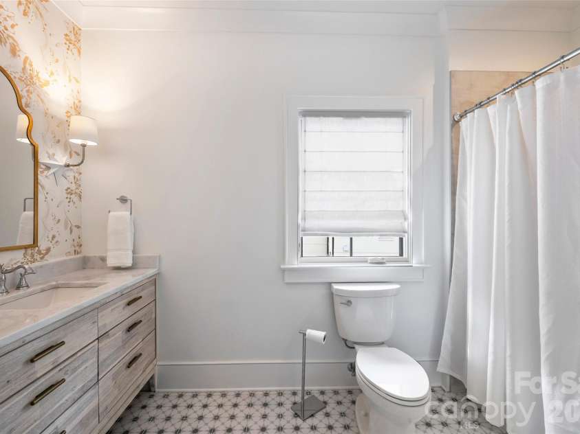 1931 Shoreham Drive, Charlotte, NC 28211.  MLS# CAR4369761, YatesRealty ID 13751. Full Bath 
