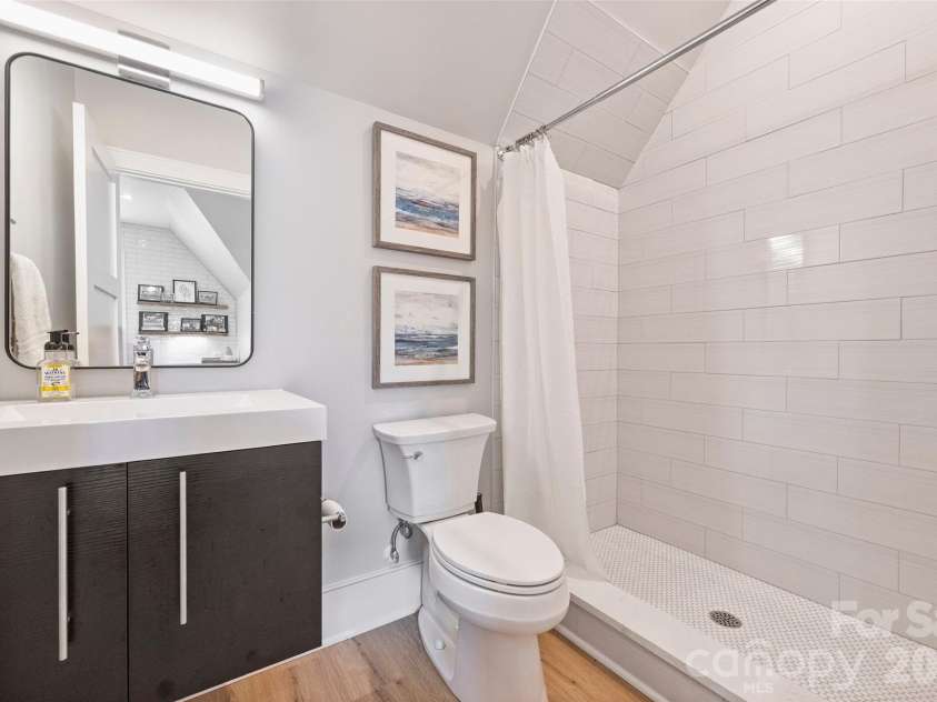 1931 Shoreham Drive, Charlotte, NC 28211.  MLS# CAR4369761, YatesRealty ID 13751. Full Bath 