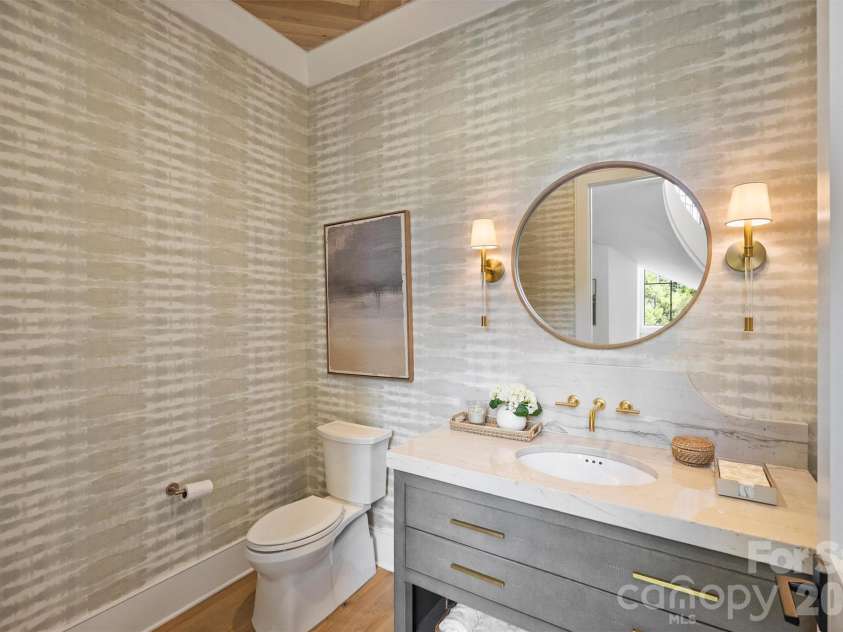 1931 Shoreham Drive, Charlotte, NC 28211.  MLS# CAR4369761, YatesRealty ID 13751. Powder Bath 