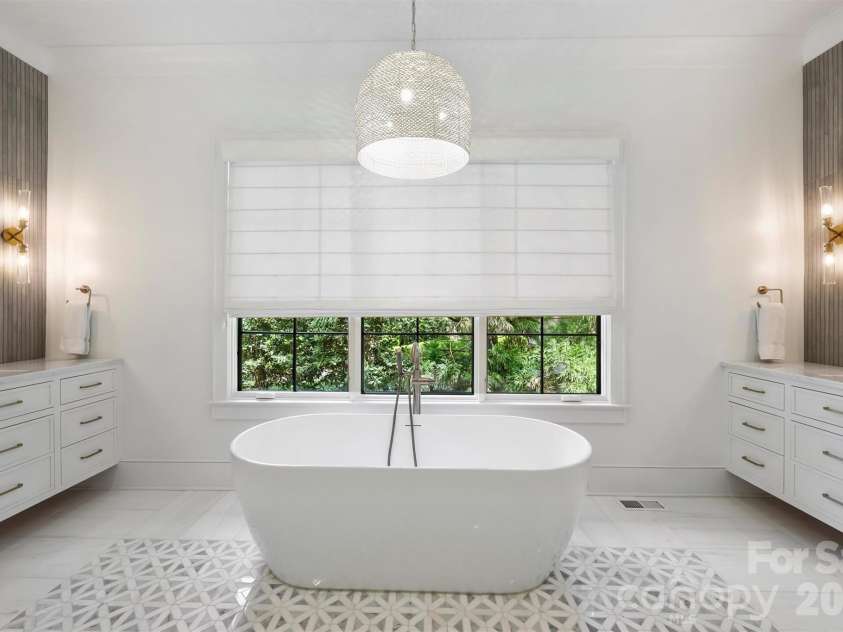 1931 Shoreham Drive, Charlotte, NC 28211.  MLS# CAR4369761, YatesRealty ID 13751. Primary Bathroom 