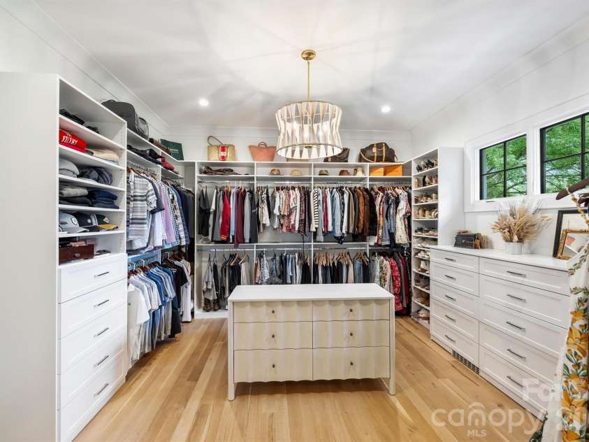 1931 Shoreham Drive, Charlotte, NC 28211.  MLS# CAR4369761, YatesRealty ID 13751. Primary Closet 