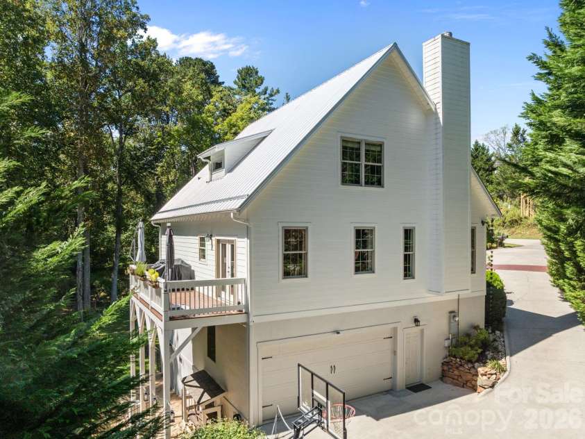 18 Oak Springs Drive, Arden, NC 28704.  MLS# CAR4343795, YatesRealty ID 13755. 