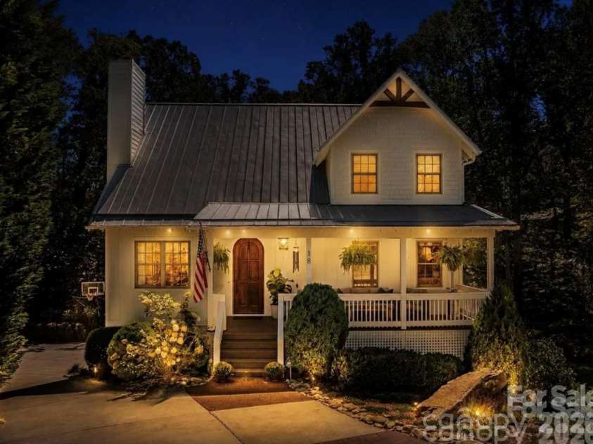 18 Oak Springs Drive, Arden, NC 28704.  MLS# CAR4416470, YatesRealty ID 13755. 