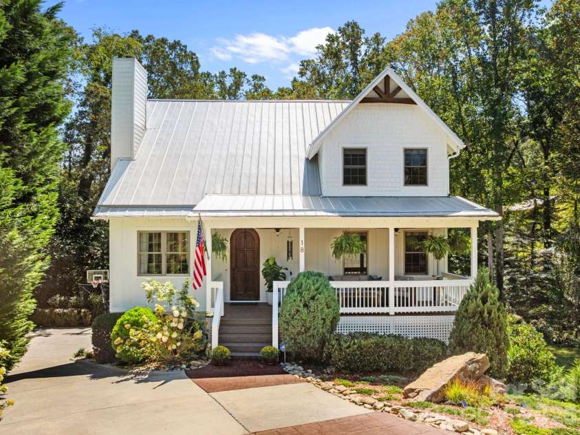 18 Oak Springs Drive, Arden, NC 28704.  MLS# CAR4416470, YatesRealty ID 13755. 