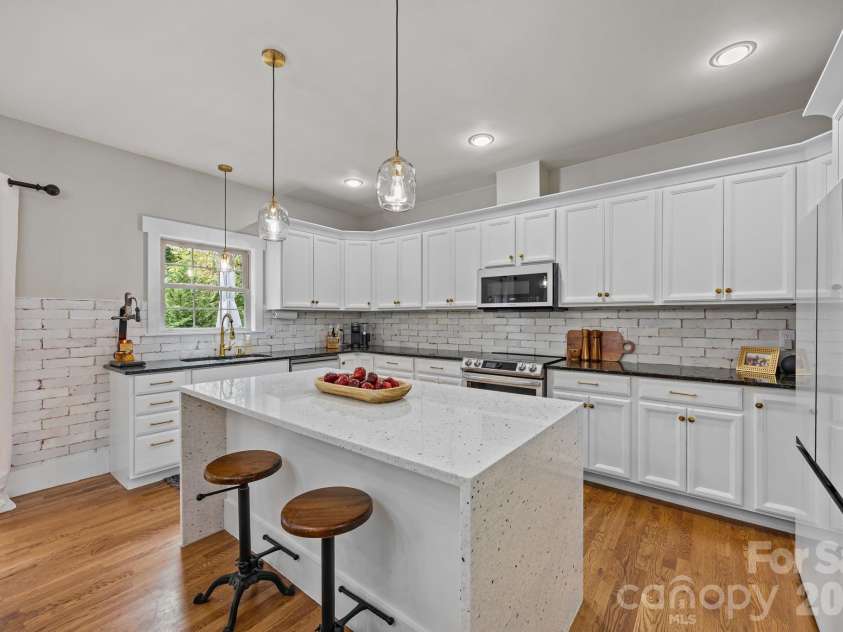 18 Oak Springs Drive, Arden, NC 28704.  MLS# CAR4416470, YatesRealty ID 13755. 