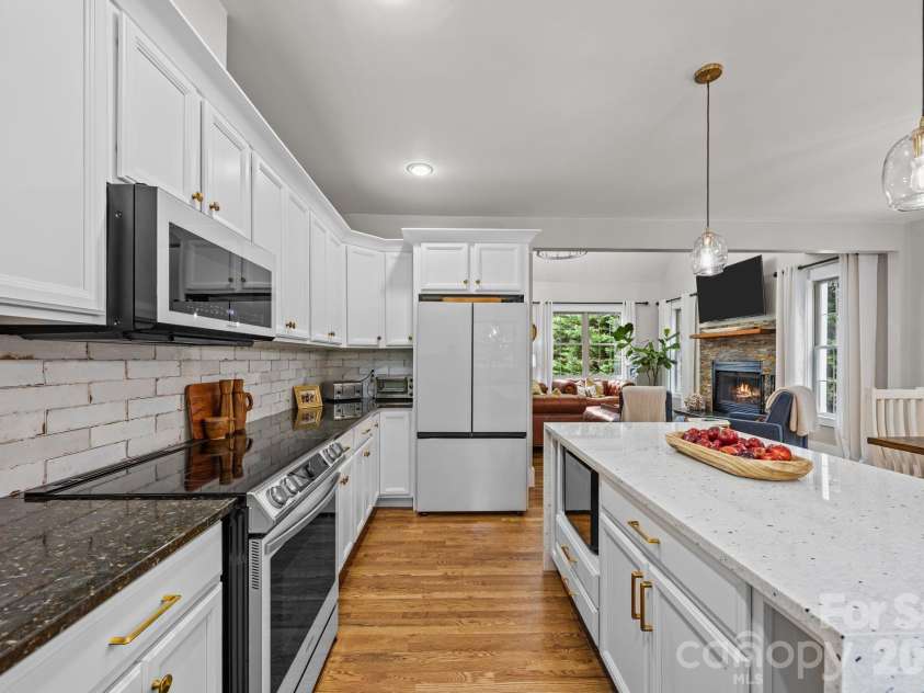 18 Oak Springs Drive, Arden, NC 28704.  MLS# CAR4416470, YatesRealty ID 13755. 