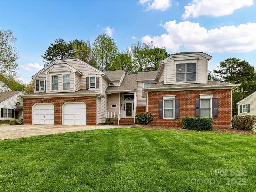 4743 Morning Dew Court, Charlotte, NC 28269.  MLS# CAR4244275, YatesRealty ID 13756. Beautiful 2 Bedroom, 3 Bath Townhome !