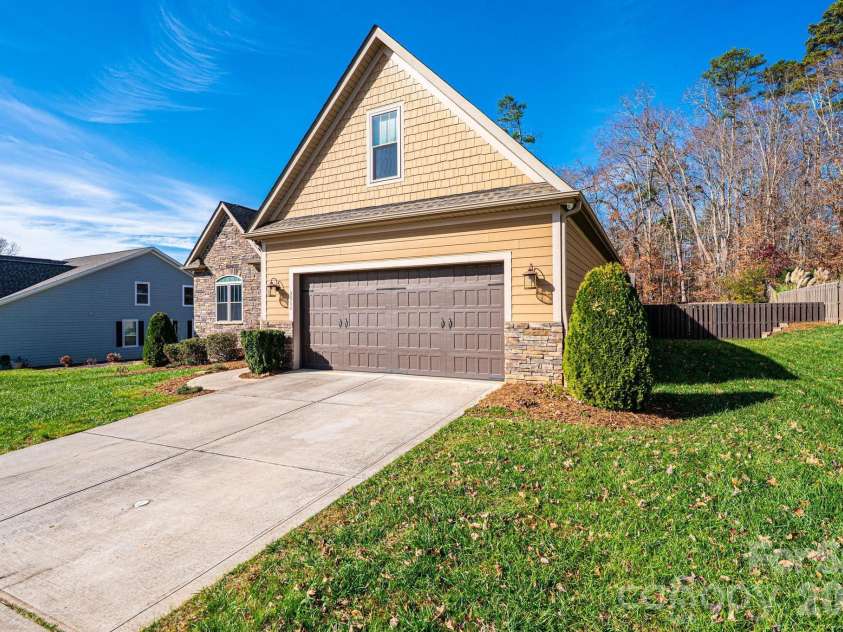 3911 13th Street, Hickory, NC 28601.  MLS# CAR4329122, YatesRealty ID 13757. 