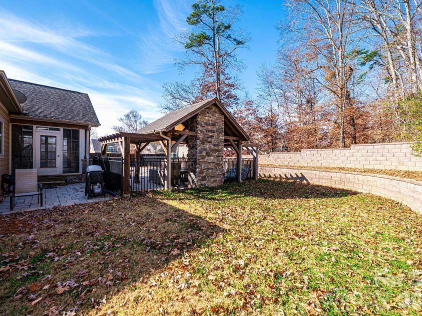 3911 13th Street, Hickory, NC 28601.  MLS# CAR4329122, YatesRealty ID 13757. 