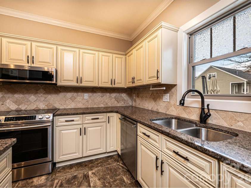 3911 13th Street, Hickory, NC 28601.  MLS# CAR4329122, YatesRealty ID 13757. 