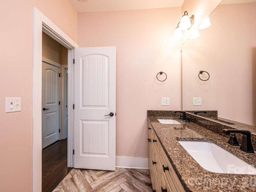 3911 13th Street, Hickory, NC 28601.  MLS# CAR4329122, YatesRealty ID 13757. 