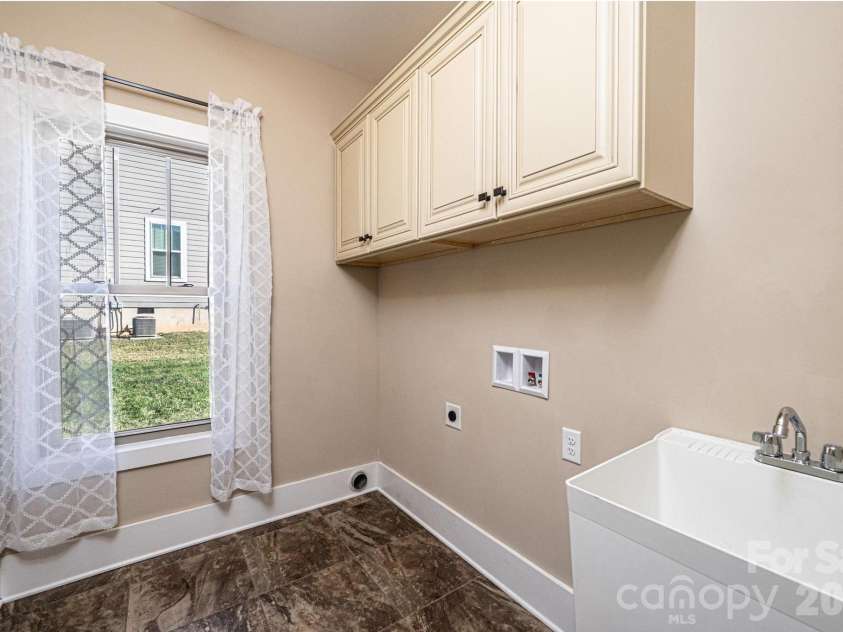 3911 13th Street, Hickory, NC 28601.  MLS# CAR4329122, YatesRealty ID 13757. 