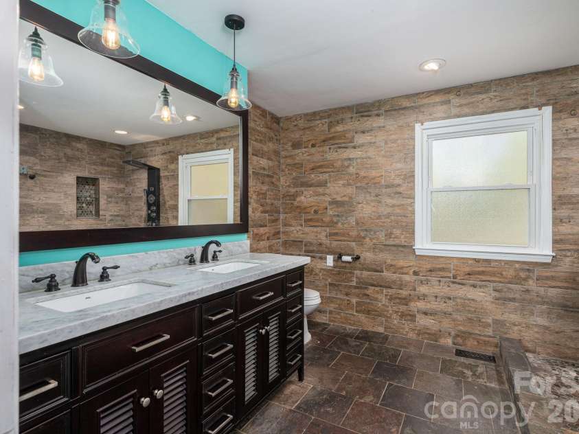 4703 Nc 16 Business Highway, Denver, NC 28037.  MLS# CAR4365461, YatesRealty ID 13759. Primary Bath