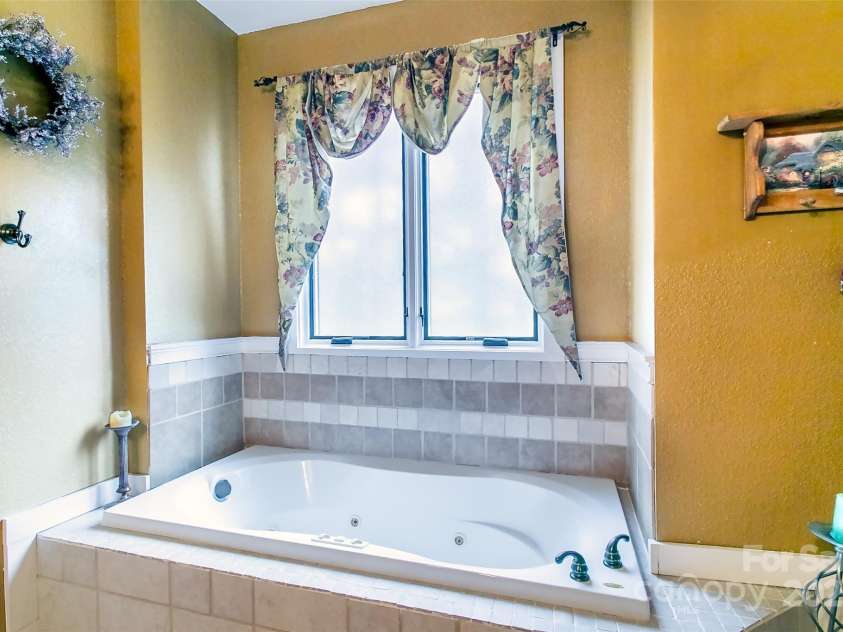 5 Valley Drive, Weaverville, NC 28787.  MLS# CAR4227304, YatesRealty ID 1376. Primary Jetted Tub