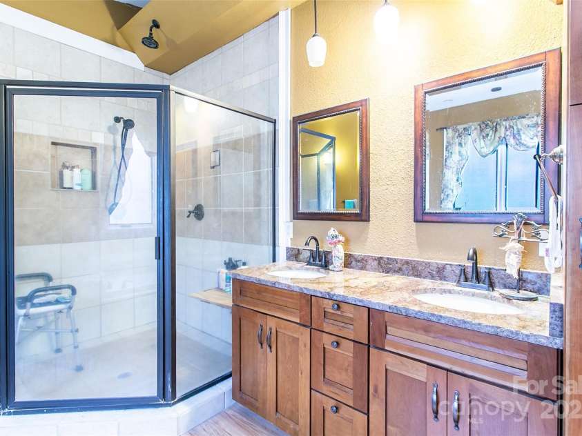 5 Valley Drive, Weaverville, NC 28787.  MLS# CAR4227304, YatesRealty ID 1376. Primary Separate Shower