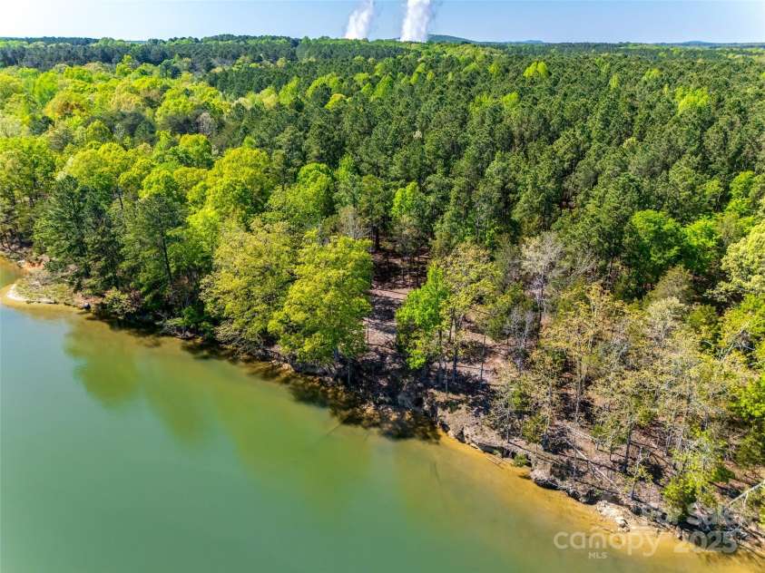 4095 Kingfisher Drive, York, SC 29745.  MLS# CAR4254591, YatesRealty ID 13760. 357 ft of water frontage!