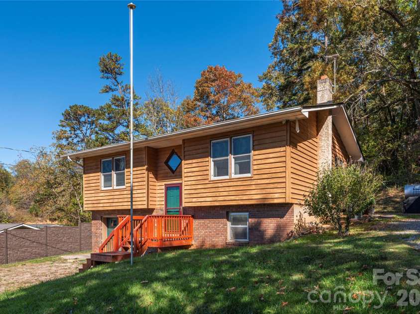 29 Arrowhead Road, Clyde, NC 28721.  MLS# CAR4312756, YatesRealty ID 13762. 