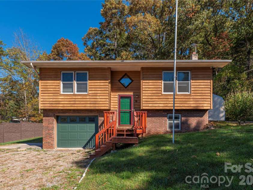 29 Arrowhead Road, Clyde, NC 28721.  MLS# CAR4312756, YatesRealty ID 13762. 