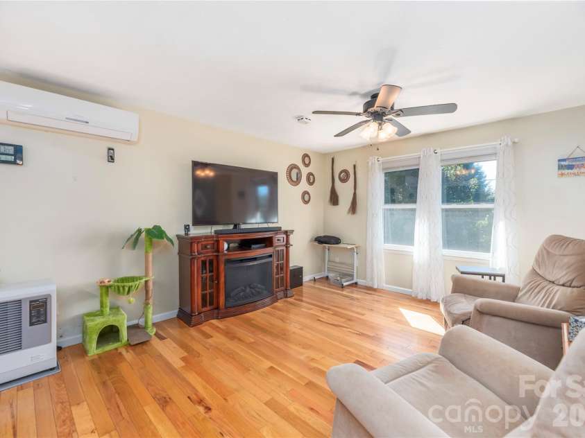 29 Arrowhead Road, Clyde, NC 28721.  MLS# CAR4312756, YatesRealty ID 13762. 