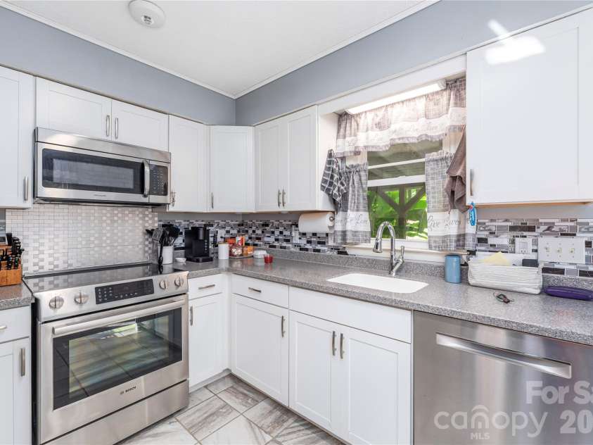 29 Arrowhead Road, Clyde, NC 28721.  MLS# CAR4312756, YatesRealty ID 13762. 