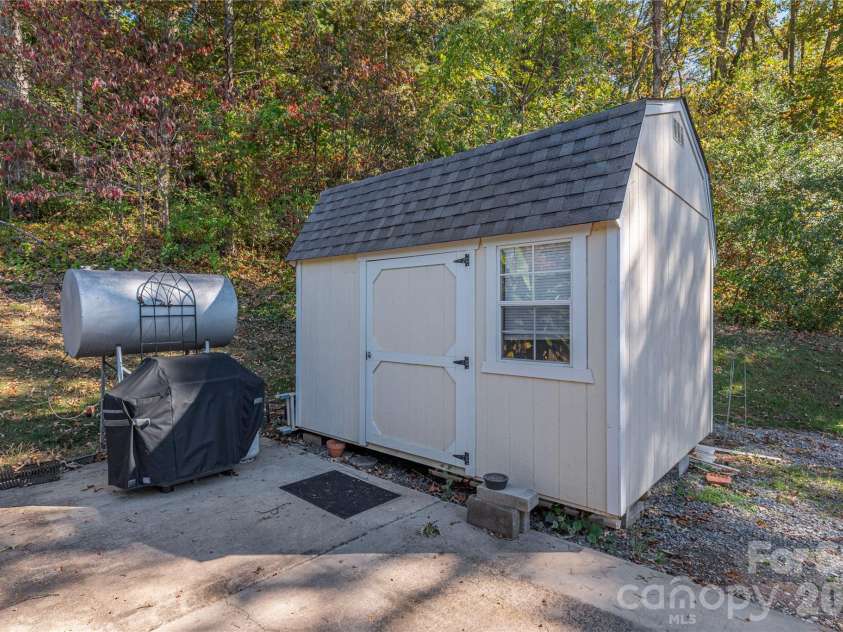 29 Arrowhead Road, Clyde, NC 28721.  MLS# CAR4312756, YatesRealty ID 13762. 