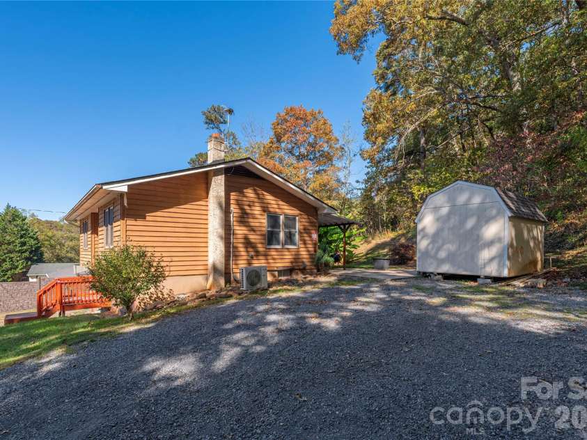29 Arrowhead Road, Clyde, NC 28721.  MLS# CAR4312756, YatesRealty ID 13762. 