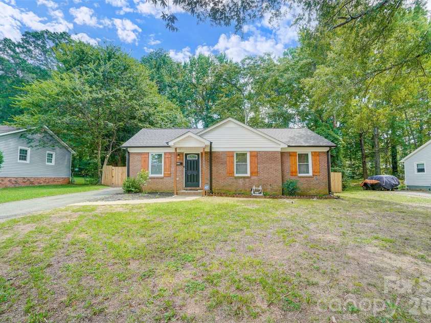 6608 Rosecran Drive, Charlotte, NC 28215.  MLS# CAR4366999, YatesRealty ID 13764. 