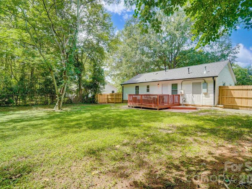 6608 Rosecran Drive, Charlotte, NC 28215.  MLS# CAR4366999, YatesRealty ID 13764. 