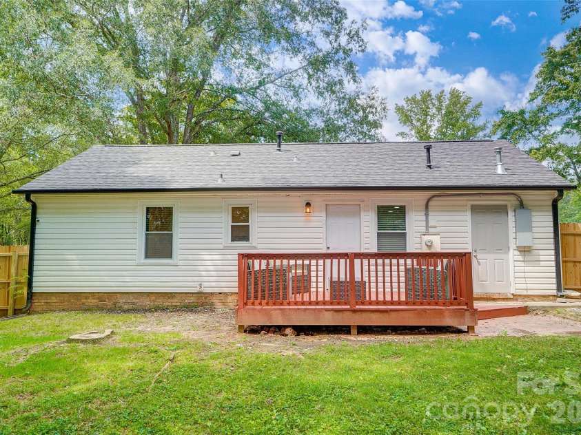 6608 Rosecran Drive, Charlotte, NC 28215.  MLS# CAR4366999, YatesRealty ID 13764. 