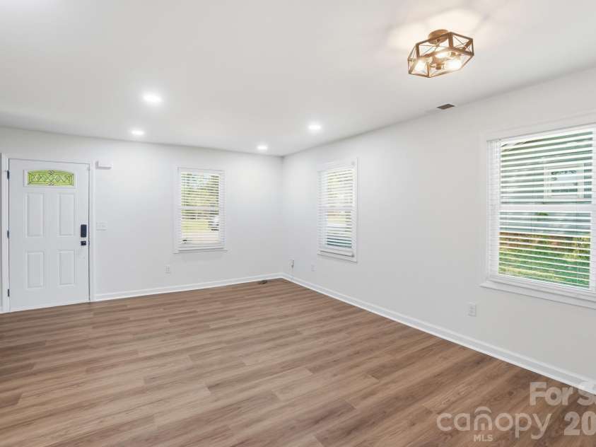 6608 Rosecran Drive, Charlotte, NC 28215.  MLS# CAR4366999, YatesRealty ID 13764. 
