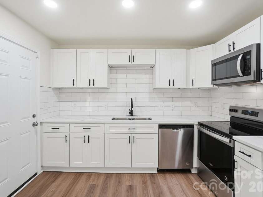 6608 Rosecran Drive, Charlotte, NC 28215.  MLS# CAR4366999, YatesRealty ID 13764. 