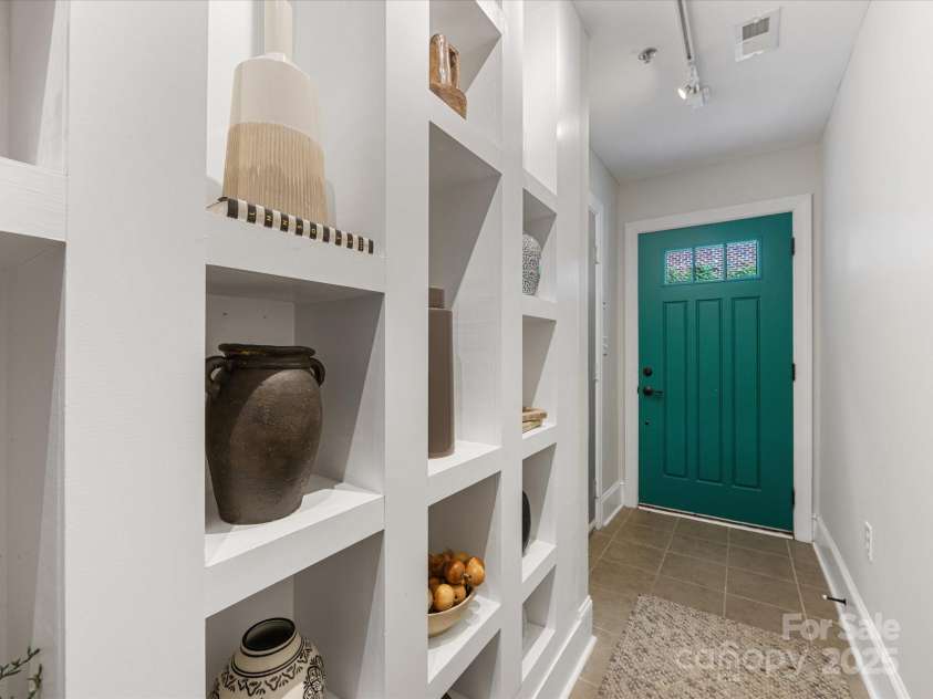 100 Laurel Avenue, Charlotte, NC 28207.  MLS# CAR4255759, YatesRealty ID 13765. 