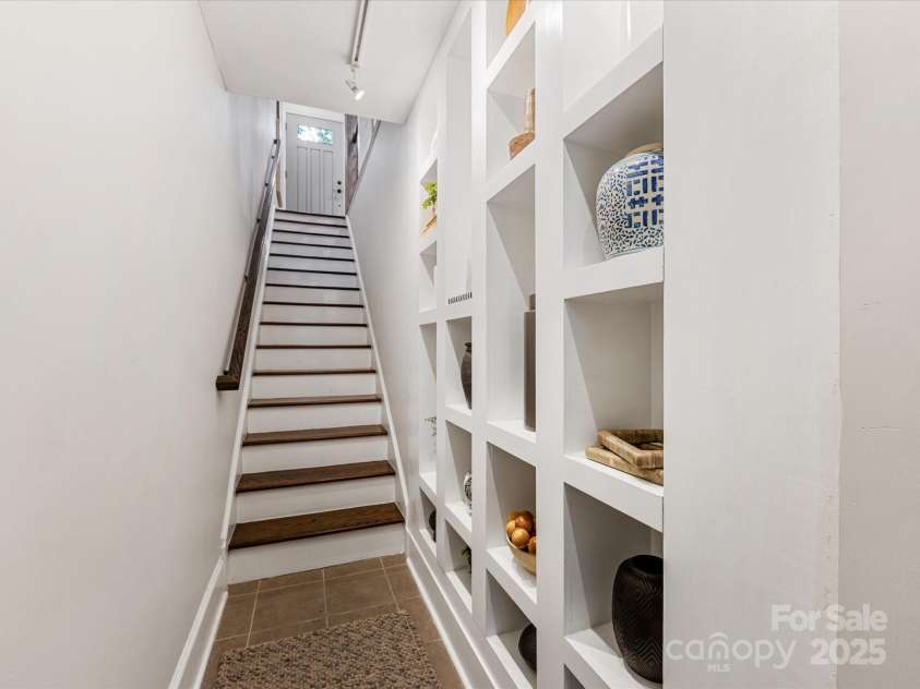 100 Laurel Avenue, Charlotte, NC 28207.  MLS# CAR4255759, YatesRealty ID 13765. 