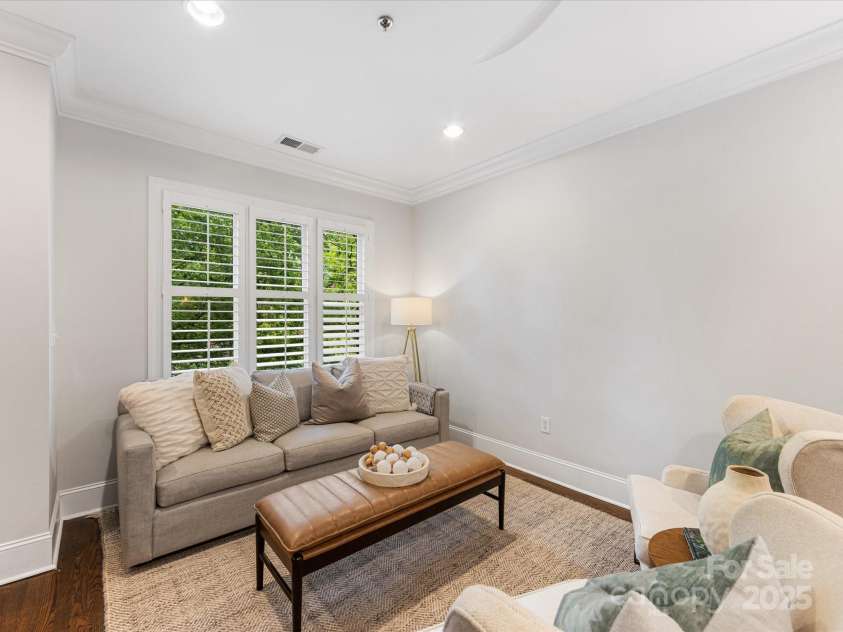 100 Laurel Avenue, Charlotte, NC 28207.  MLS# CAR4255759, YatesRealty ID 13765. 