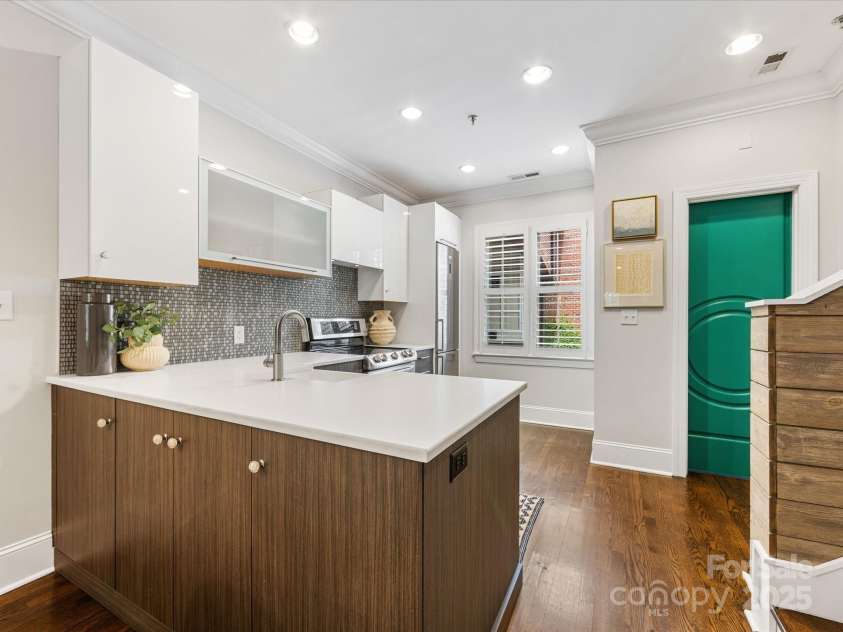 100 Laurel Avenue, Charlotte, NC 28207.  MLS# CAR4255759, YatesRealty ID 13765. 