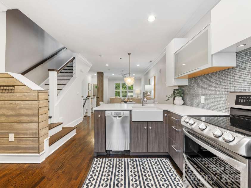 100 Laurel Avenue, Charlotte, NC 28207.  MLS# CAR4255759, YatesRealty ID 13765. 