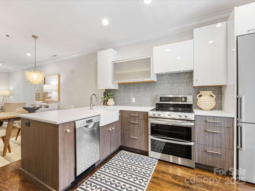 100 Laurel Avenue, Charlotte, NC 28207.  MLS# CAR4255759, YatesRealty ID 13765. 