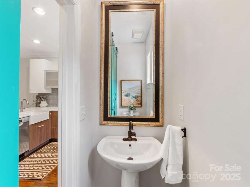 100 Laurel Avenue, Charlotte, NC 28207.  MLS# CAR4255759, YatesRealty ID 13765. 