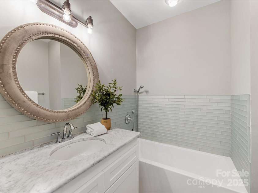 100 Laurel Avenue, Charlotte, NC 28207.  MLS# CAR4255759, YatesRealty ID 13765. 