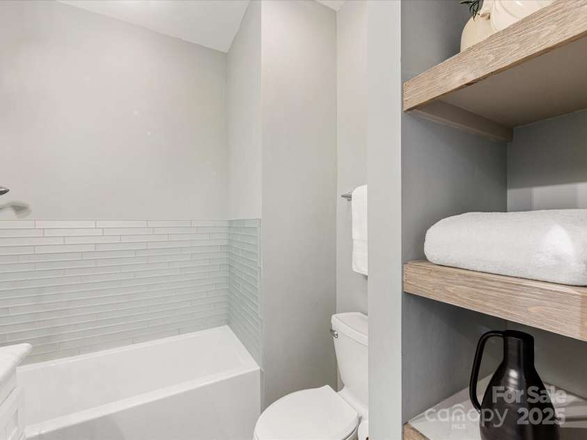100 Laurel Avenue, Charlotte, NC 28207.  MLS# CAR4255759, YatesRealty ID 13765. 
