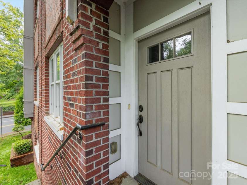 100 Laurel Avenue, Charlotte, NC 28207.  MLS# CAR4255759, YatesRealty ID 13765. 
