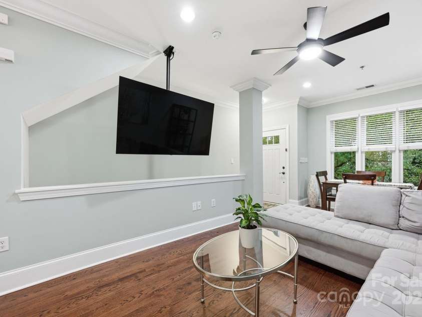 100 Laurel Avenue, Charlotte, NC 28207.  MLS# CAR4318328, YatesRealty ID 13765. 