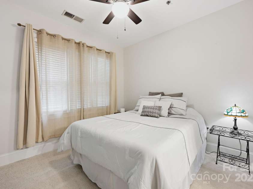 100 Laurel Avenue, Charlotte, NC 28207.  MLS# CAR4318328, YatesRealty ID 13765. 