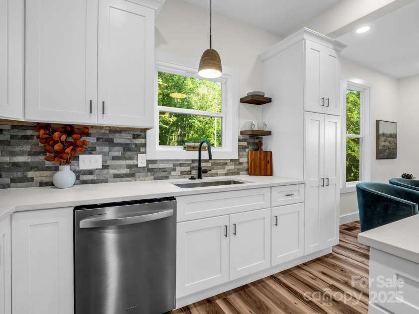 45 Jennifer Drive, Hendersonville, NC 28791.  MLS# CAR4298076, YatesRealty ID 13768. 