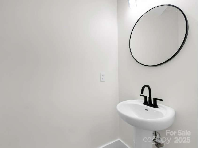 45 Jennifer Drive, Hendersonville, NC 28791.  MLS# CAR4298076, YatesRealty ID 13768. Half bath